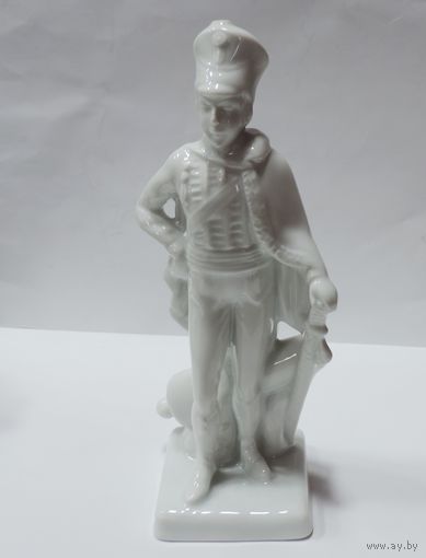 Статуэтка фарфоровая "Офицер - гусар" 60-70-е годы Германия. Высота 17.5 см. На кивере нет пера.