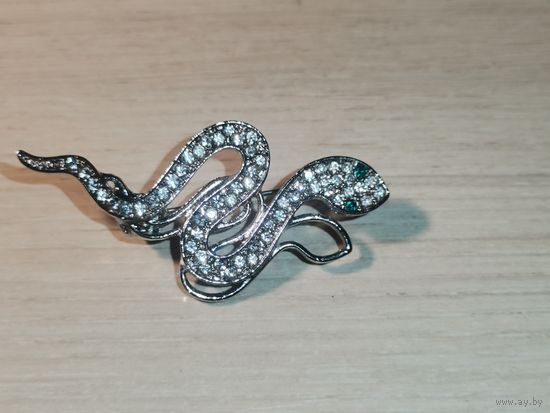 Металлическая брошь "Змея", с множеством вставок, размер 5*2.5 см.