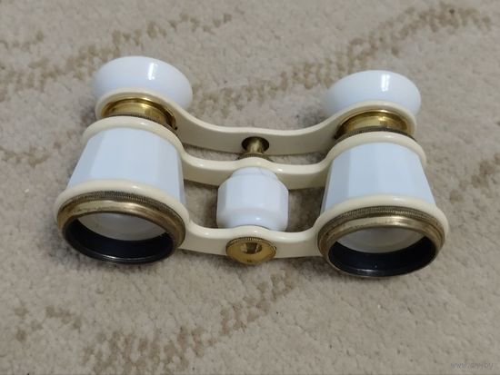 Бинокль театральный СССР в кожаном футляре