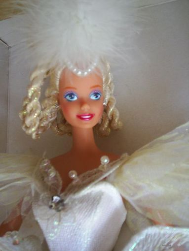 Кукла Barbie Swan Lake, 1991 г. Первый выпуск в серии.Кукла-балерина в костюме героини балета "Лебединое озеро". Продаётся в комплекте с музыкальной вращающейся подставкой.
