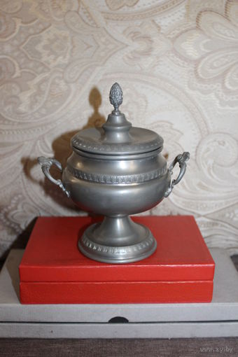 Оловянная, декоративная ёмкость, высота с крышкой 15.5 см., клеймо REINN ZINN, PELTRO.