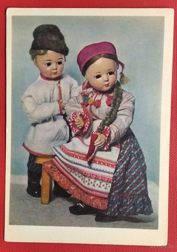 Спасская Р. Разговор. Куклы в народных костюмах Воронежской области. 1964 г. Чистая.