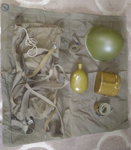 Вещмешок, плащ-палатка, шлем, фляга, котелок, ремень