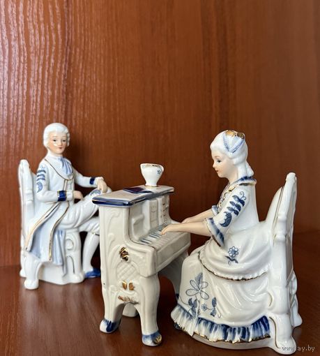 Фарфоровые статуэтки КАВАЛЕР И ДАМА, ИГРАЮЩАЯ НА КЛАВЕСИНЕ. Capodimonte.