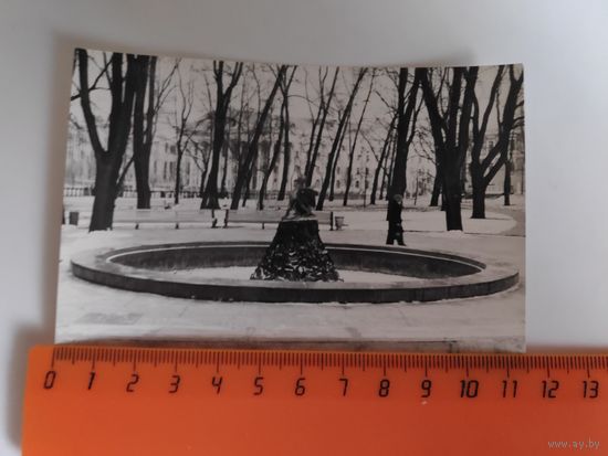 Фотография. Фонтан Мальчик с лебедем в Центральном сквере в Минске.