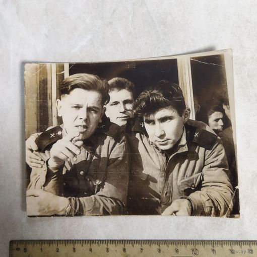 Фотография. История СССР в лицах. Солдаты военно-строительных частей СССР. 1950-60 гг. Эмблемы " кирка-лопата".