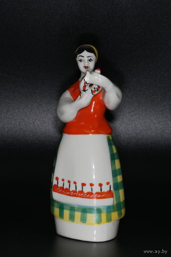 Фарфоровая статуэтка "Девушка с куманцом" ЗХК