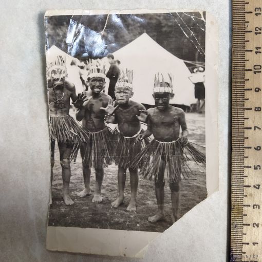 Фотография. История СССР в лицах. Костюмированное фото. Папуасы СССР. Детский лагерь. 1960-е.