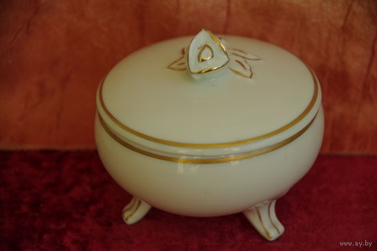 Шкатулка фарфоровая (  высота 9 см , диаметр 10,5 см )  целая