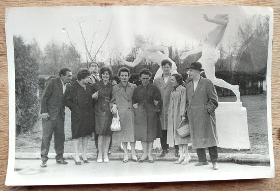 Фото у скульптуры в сквере стадиона "Динамо" Минск. 1950-60-е. 12х18 см.