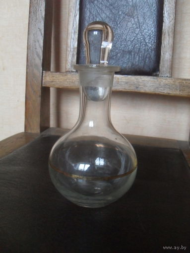 Графин с пробкой.