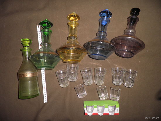 Графины(5 шт.) и рюмки 12 шт,цветное стекло времён СССР.С рубля.