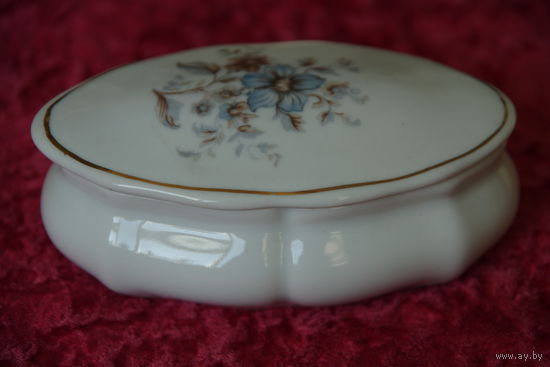 Шкатулка фарфоровая  ( 6 см х 10,5 см  , высота 4 см )  целая