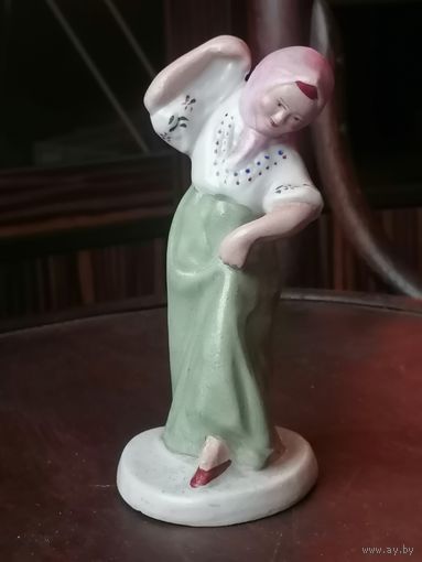 Фарфоровая статуэтка.