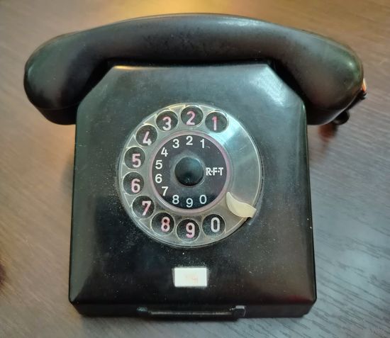 2 Винтажных дисковых телефона. 1-RFT W63а или W61 произведенный в ГДР 1960 .2-Tesla чехословацкого производства 1970 г .