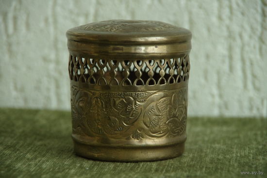 Шкатулка латунная ( высота 9,5 см , диаметр 8,5 см)