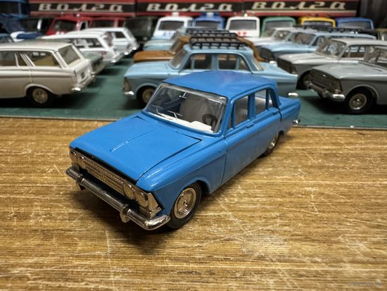 Москвич 408 синий,  решетка с четырьмя круглыми фарами. Пятничный вечер в синих, голубых и серых тонах.