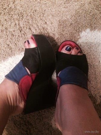 Сабо на высокой удобной платформе на 39,5-40 размер, подойдут и на полную ногу. Качественная натуральная замша, покупала дорого. Италия. Сабо просто потрясные, к сожалению, все таки мне большие.