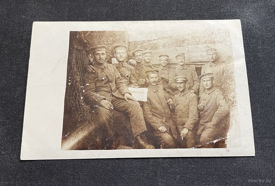 Фотооткрытка 1 Мировая война / Офицер  и солдаты на позициях с газетой Berliner Illustrierte Zeitung / 31 августа 1917 года