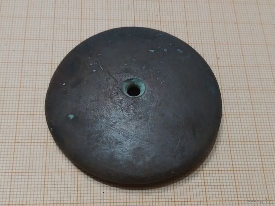 Элемент конской упряжи.