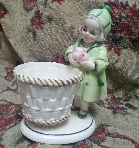 Коллекционная фарфоровая статуэтка/карандашница. Девочка с яблоками. Привезена из Англии.