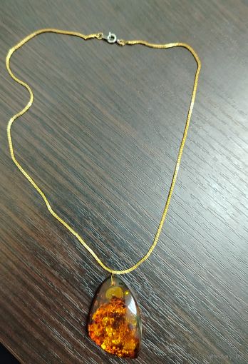 Колье на винтажной цепочке  с кулоном из янтаря .