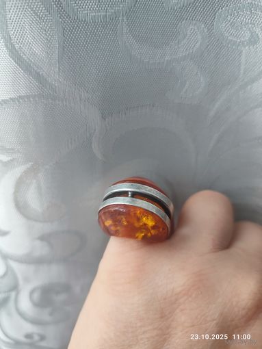 Кольцо с янтарём. Серебро. 925.