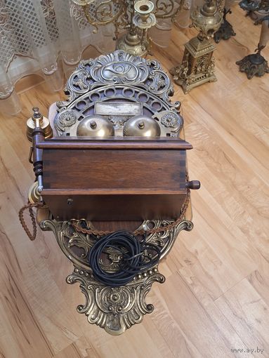 Старинный настенный телефон