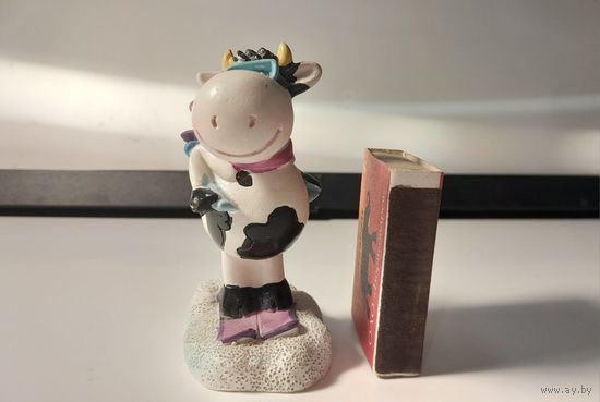 Игрушка КОРОВА НА ЛЫЖАХ