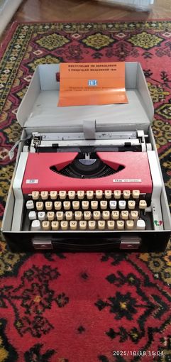 Пишущая машинка механическая портативная переносная из СССР