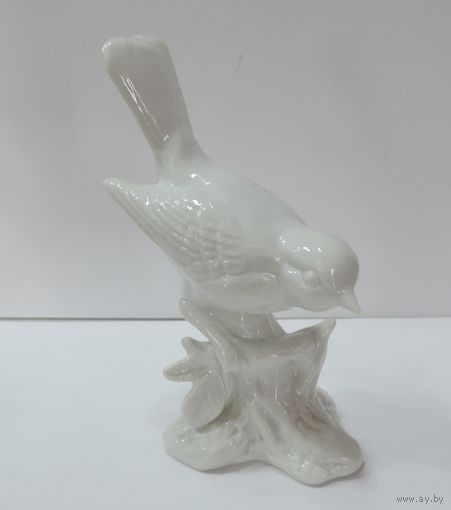 Статуэтка фарфоровая "Птица" 70-е годы Европа. Высота 13.5 см. Снизу на платформе заводские трещины.