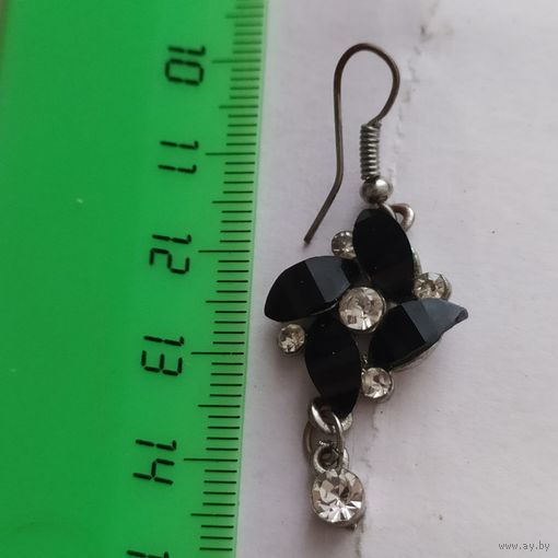 Серьга (одна) -висюлька с камушками, длина 4,5см., оригинальная, 20век.