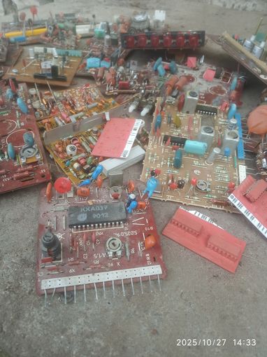 Платы СССР. Есть КМ. Немного контактов.