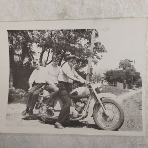 Фотография. История СССР в лицах. Байкеры Советского Союза. Мотоцикл ИЖ. 1950- 60 гг.