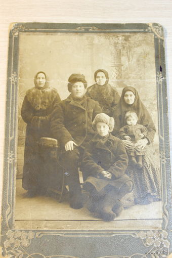 Семейная фотография до 1917 года, В. Ваккерь, Томск, размер с картоном 17.5*11.5 см.