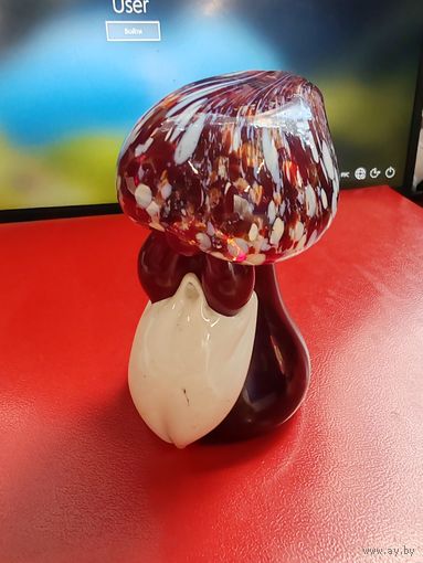 Гриб из красного стекла. СМОТРИТЕ ДР. МОИ ЛОТЫ.