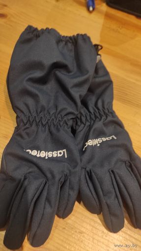 Перчатки Lassie размер 3 (реально можно и на 3-4 года), плотно фиксируется замком, непромокаемые. Длина 23 см. Отличное состояние.
