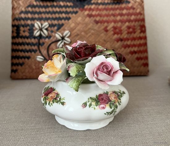 Фарфоровая композиция, Ваза с цветами. Английский фарфор 1962г. Р-р: 10 х 8,5 см. ЦЕЛАЯ!