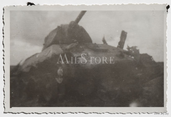 Подбитый советский средний танк Т-34-76