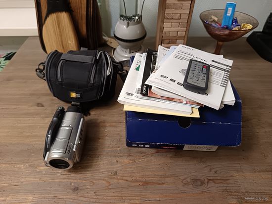 Видеокамера Sony DCR-DVD408E, оригинал, в хорошем состоянии. Всё работает. Аккумулятор собран из рабочих элементов на коленке, 80 минут, желательно заменить на аналог.