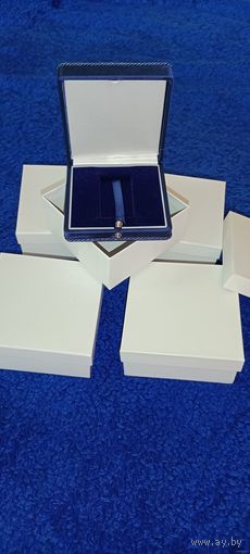 Торги . Футляры  в коробках   3 (три)  штуки одним лотом .    РАЗМЕР ФУТЛЯРА 8 см на 8 см .   Для монет , для украшений , слитков из Золота , Серебра , Платины