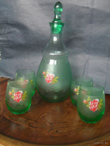 Графин и 4 рюмки.