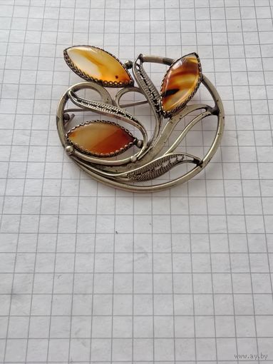 Брошь винтажная с рубля. Красивая с камнем.