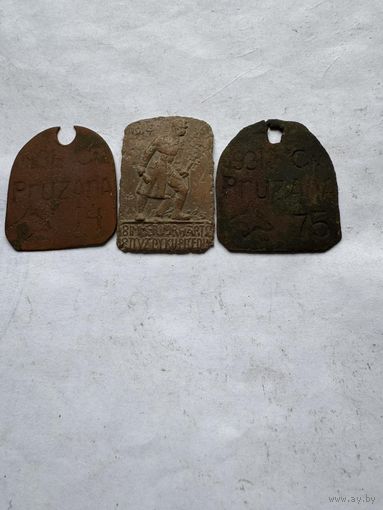 Старинный значок плюс два собачих жетона.