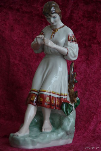 Статуэтка фарфоровая " Гадание на ромашке "  ЗХК Полонне   ( ЦЕЛАЯ )