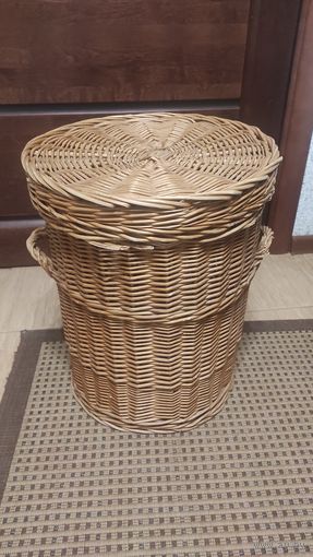 Плетеный короб с крышкой, добротный, большой. Высота 46 см, диаметр 38 см.  Сам короб целый, добротный, немного расплелся на ручки и на крышке. В общем очень хороший короб.