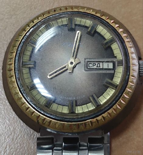 Часы Ракета. Шайба. СССР. Позолоченный кант. На ходу. Нечастые