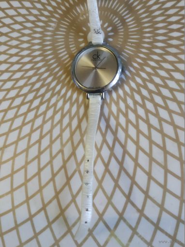 Часы наручные с ремешком. ТИКАЮТ. Состояние на скане. В коллекцию,ремонт,на запчасти.