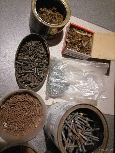 Шурупы и подбивочные гвозди для реставрации мебели