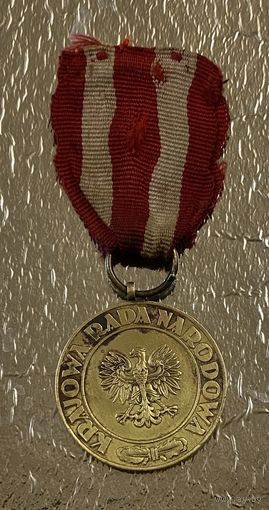 Польская военная медаль на родной ленте (1945 г.)